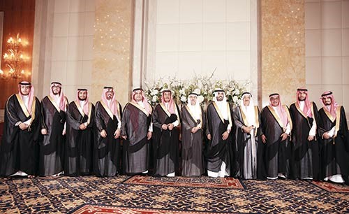 الشيخ نواف بن سلطان الطيار والأمير نواف بن تركي السديري والأمير د.تركي بن محمد السديري ود.بدر جاسم اليعقوب والمعرس والأمير مشعل بن محمد السديري والشيخ سلطان بن محمد الطيار والشيخ سطام بن محمد الطيار والشيخ عبدالعزيز الملحم والأمير عبدالعزيز بن تركي السديري والشيخ محمد الملحم والشيخ فهد بن سلطان الطيار 
