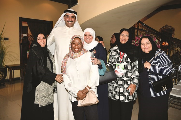 مرشح الدائرة الثالثة عبدالمحسن السعيد متوسطا ناخبات الدائرة الثالثة﻿