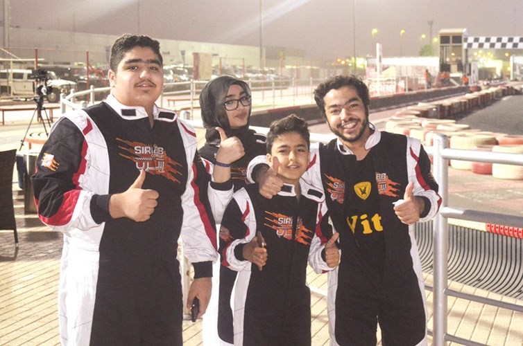 عدد من المشاركين والمشاركات في الكارتينج﻿