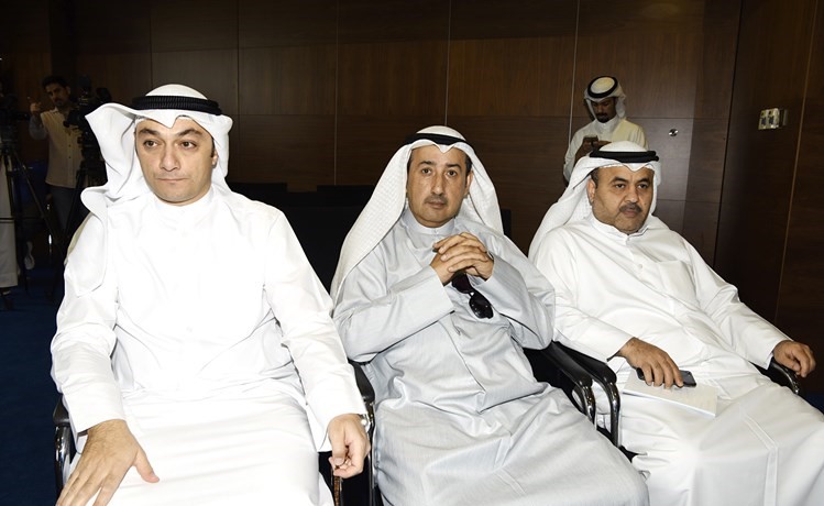 محمد العسعوسي وعدد من الحضور﻿