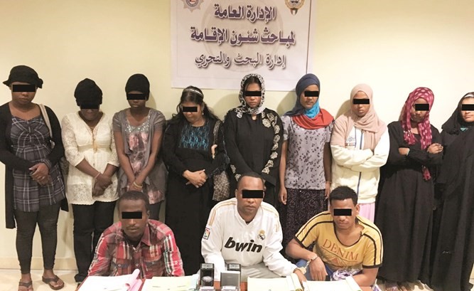 الموقوفون في المكتب وأمامهم إيصالات ﻿