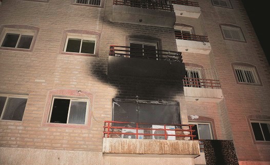 آثار الحريق تبدو واضحة على واجهة البناية﻿