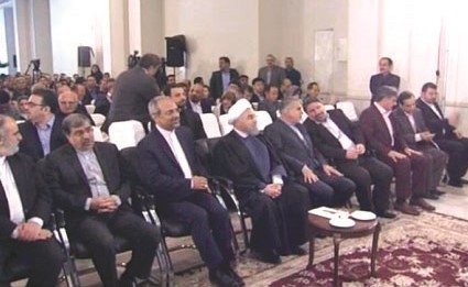 الرئيس روحاني خلال افتتاحه فعاليات المعرض ﻿