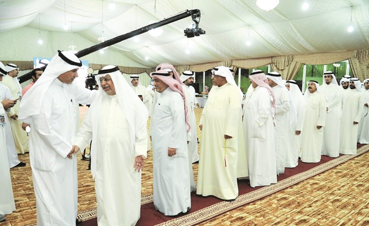 عبدالله التميمي مستقبلا المواطنين﻿