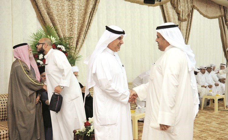 التميمي يتبادل الحديث مع أحد الناخبين﻿