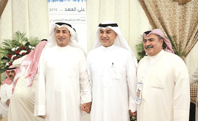 الناخبون يقدمون التهاني في افتتاح مقر الرجال	(هشام كامل)﻿