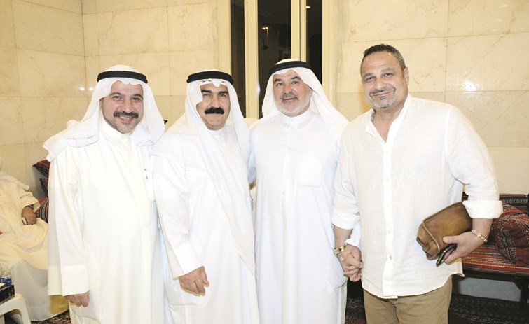 عاشور مستقبلا بعض ابناء الدائرة﻿