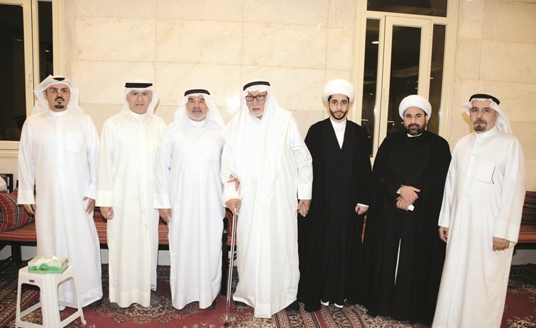 النائب السابق ومرشح الدائرة الأولى صالح عاشور متوسطا الناخبين﻿