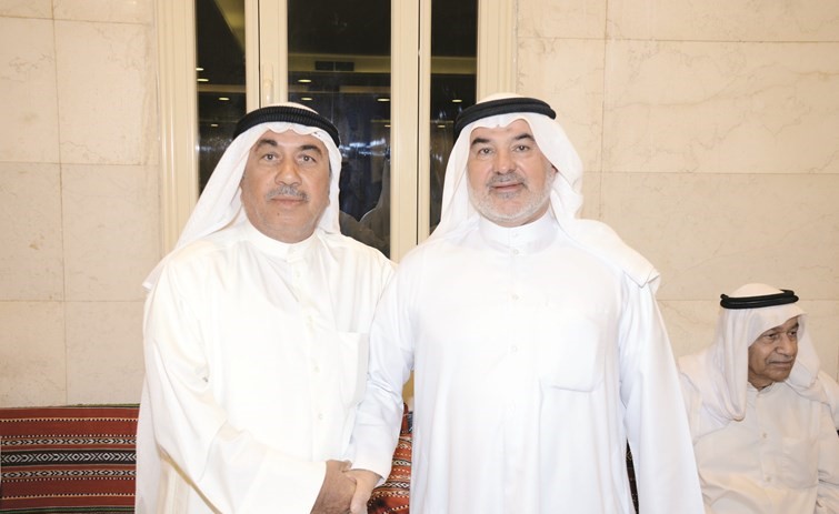 عاشور مع احد ابناء الدائرة﻿