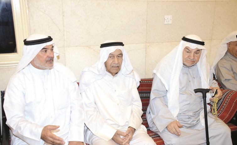 صالح عاشور مع بعض كبار السن﻿