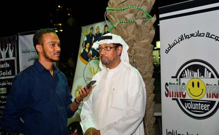علي الثويني متحدثا إلى الزميل كريم طارق(شانافاس قاسم)﻿
