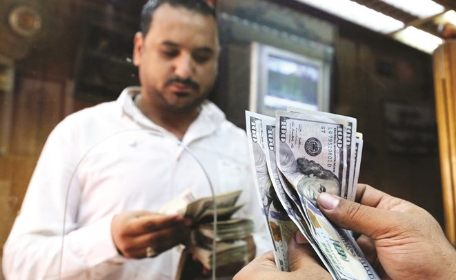حركة تداول نشطة على الدولار في البنوك المصرية لأول مرة منذ سنوات طويلة في بداية التعامل بالقرارات الجديدة بتحرير سعر الصرف	(رويترز)﻿