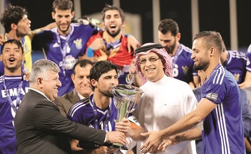 الشيخ سلمان بن إبراهيم يسلم الكأس للاعبي القوة الجوية ﻿