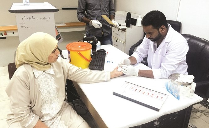 فحص إحدى العاملات ضمن العمالة المنزلية﻿