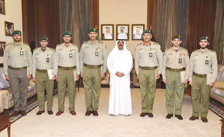 الشيخ مشعل الاحمد مع عدد من المكرمين ﻿
