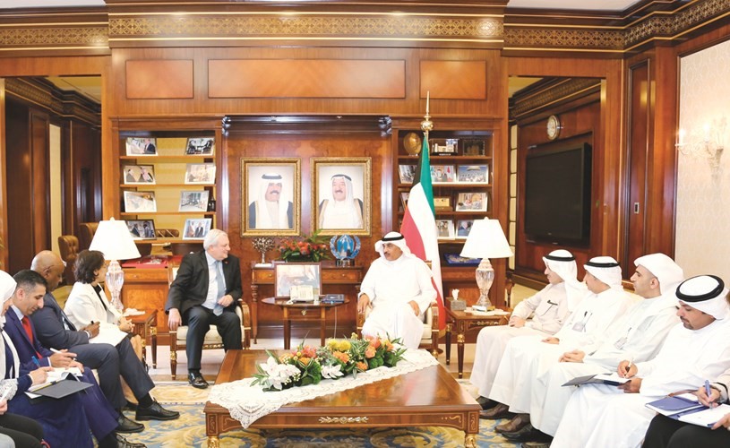 الشيخ صباح الخالد خلال لقائه مع ستيفن أوبراين بحضور الشيخ د.أحمد ناصر المحمد وصالح اللوغاني وناصر الصبيح﻿