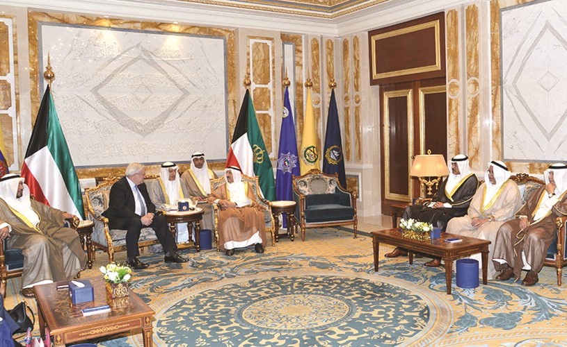 صاحب السمو الأمير الشيخ صباح الأحمد مستقبلا الشيخ صباح الخالد ووكيل الأمين العام للأمم المتحدة للشؤون الإنسانية ستيفن أوبراين﻿