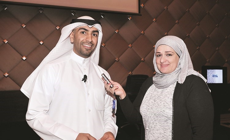 د. علي حبيب الجدي متحدثا إلى الزميلة حنان عبدالمعبود ﻿