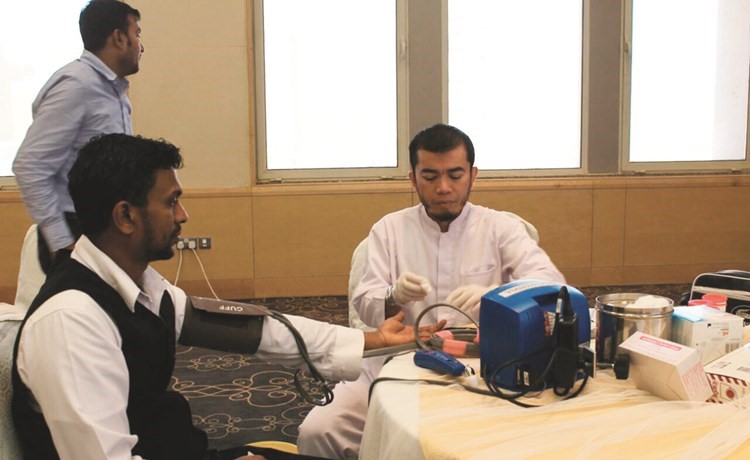  جانب من عملية التبرع بالدم ﻿