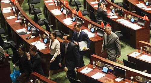 بكين تمنع نائبين مناديَين بالاستقلال من دخول برلمان هونغ كونغ