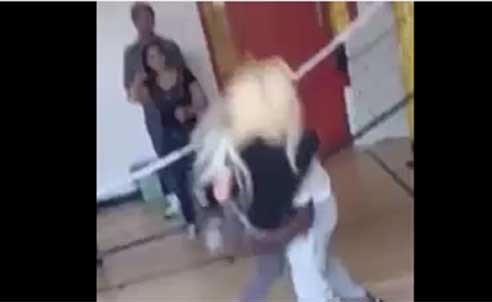 بالفيديو.. رفضت أن تعطيه رقمها.. فحطم هاتفها وطرحها أرضاً