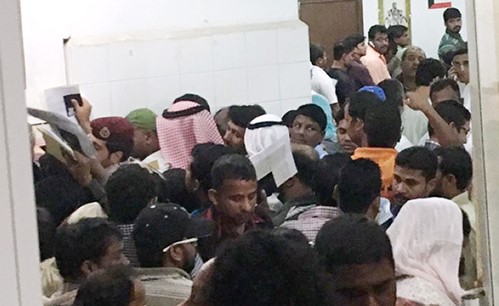 زحام شديد من المراجعين بسبب تعطل العمل﻿