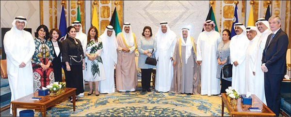 صاحب السمو الأمير الشيخ صباح الأحمد وسمو ولي العهد الشيخ نواف الأحمد وعبدالعزيز إسحق مع الفنانين المشاركين في حفل افتتاح مركز جابر الأحمد الثقافي 