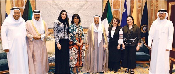 صاحب السمو الأمير الشيخ صباح الأحمد وسمو ولي العهد الشيخ نواف الأحمد وعبدالعزيز إسحق مع سعد الفرج وعدد من الحاضرات 