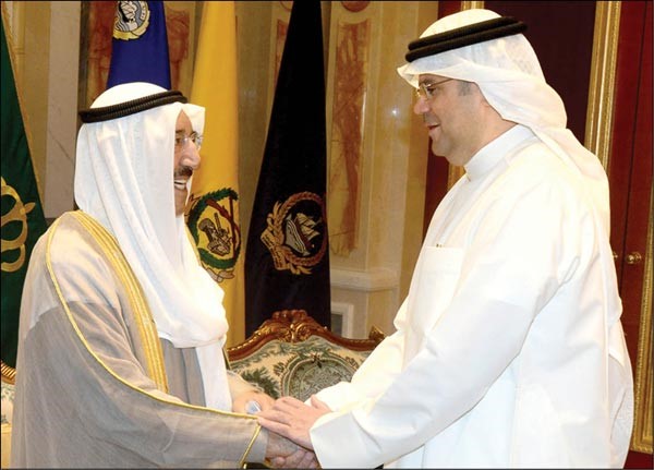 صاحب السمو الأمير مصافحا عبدالعزيز إسحق 