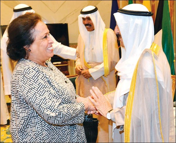 صاحب السمو مصافحا الفنانة حياة الفهد