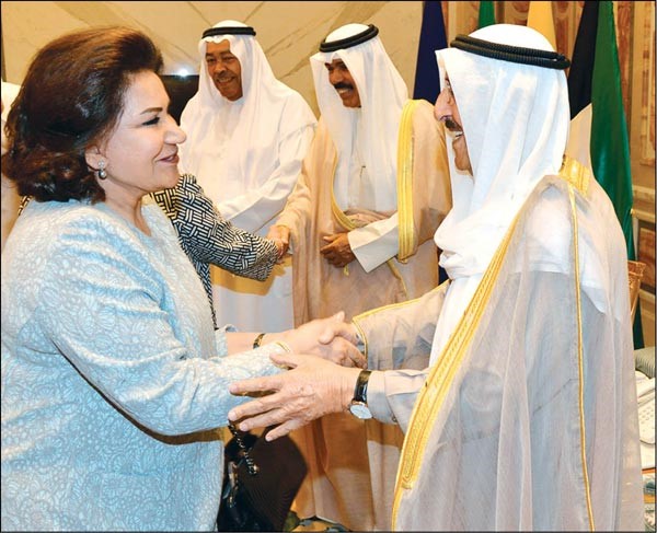 صاحب السمو مصافحا الفنانة سعاد عبدالله