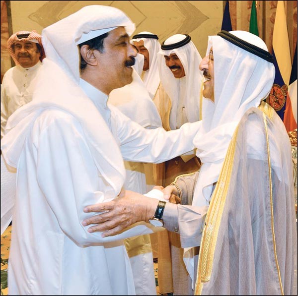 صاحب السمو مصافحا الفنان عبدالله الرويشد