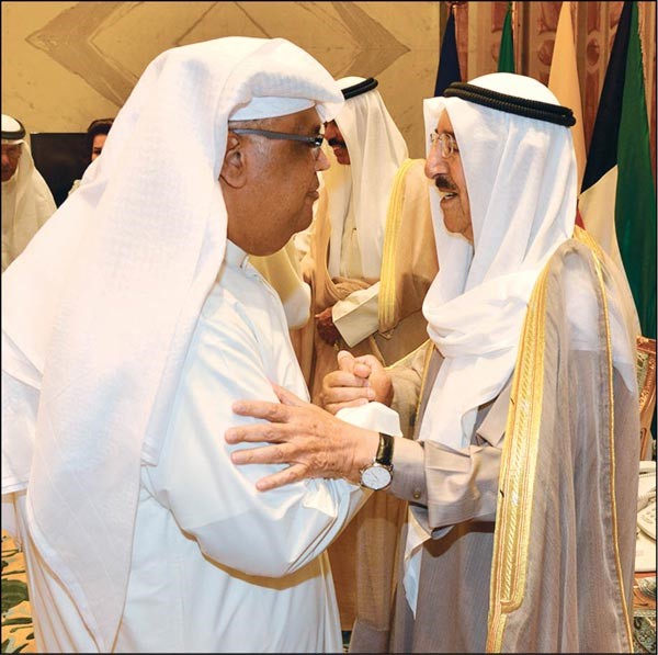 صاحب السمو مصافحا الفنان نبيل شعيل