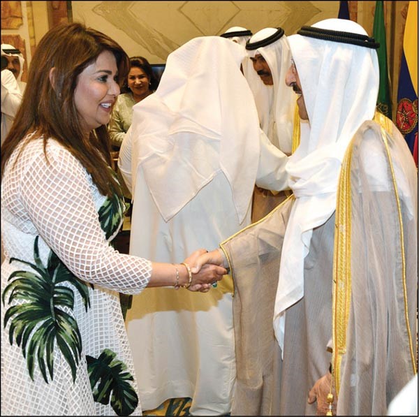 صاحب السمو مصافحا الفنانة نوال