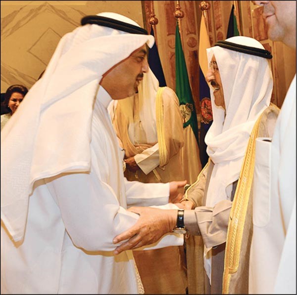 صاحب السمو مصافحا أحد الحضور