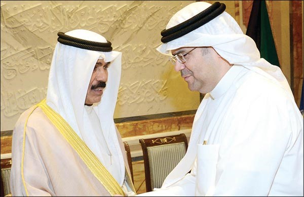 سمو ولي العهد الشيخ نواف الأحمد مصافحا عبدالعزيز إسحق