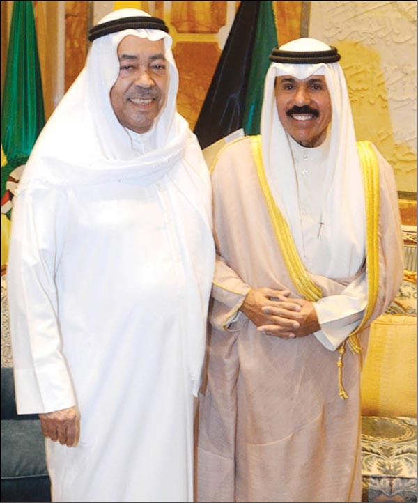سمو ولي العهد الشيخ نواف الأحمد مستقبلا الفنان سعد الفرج