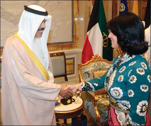سمو ولي العهد مصافحا إحدى المشاركات