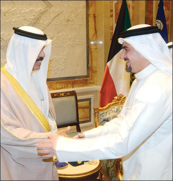 سمو ولي العهد خلال استقباله احمد الدوغجي