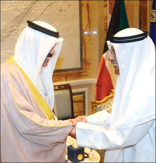 سمو ولي العهد خلال استقباله الشاعر بدر بورسلي