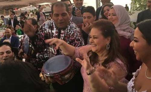 بالفيديو.. شاهدوا بأي طريقة رقصت دلال عبد العزيز في زفاف ابنتها ايمي سمير غانم