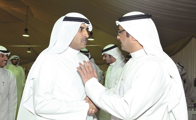 مرشح الدائرة الرابعة فراج العربيد مع أحد الناخبين﻿