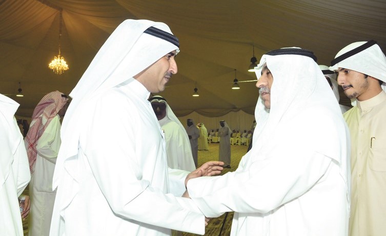 العربيد في حديث مع أحد الناخبين﻿