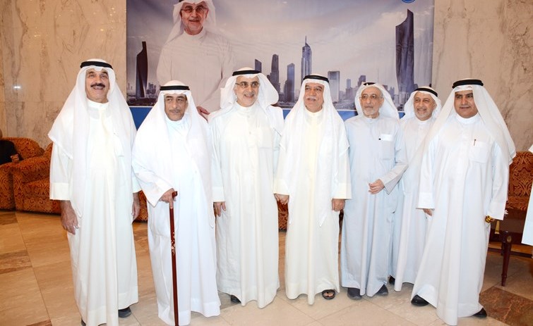 النائب السابق ومرشح الدائرة الثانية احمد لاري متوسطا الناخبين	(محمد هنداوي)﻿