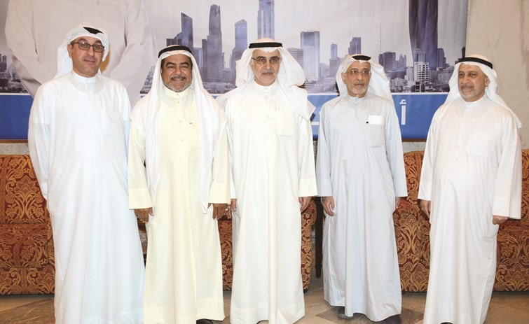النائب السابق ومرشح الدائرة الثانية احمد لاري بين الحضور ﻿