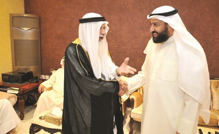 د. علي العمير في حوار مع أحد كبار السن	(هشام كامل)﻿