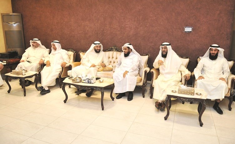 د. علي العمير وعدد من أبناء الدائرة الثالثة﻿