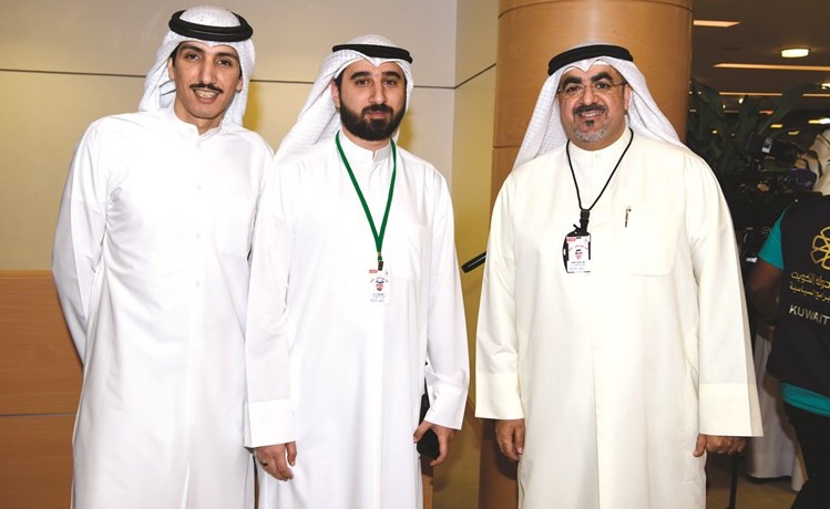 علي حاجي وعباس لاري والزميل عبدالله الراكان﻿