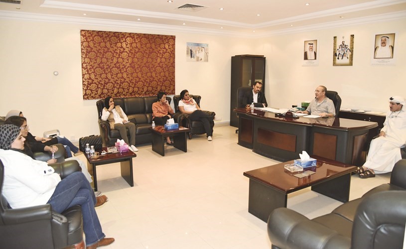 أسد تقي ود.محمد خليل خلال اجتماعهما باللجنة النسائية﻿