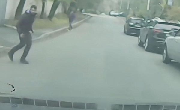 شاهد.. كاميرا سيارة تكشف أغرب عملية احتيال